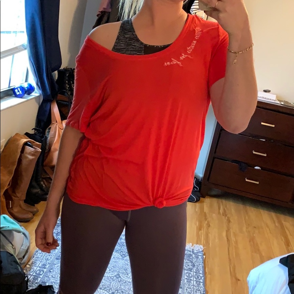 Worn once “Mas siestas por favor” top